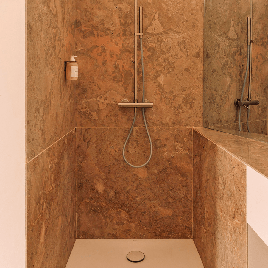 D&D SOAP PUMP WALL BRACKET BLACK - DYKE & DEAN